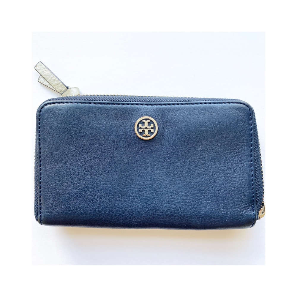 Tory Burch leather zip around wallet in navy blue (Dark Navy Blue)